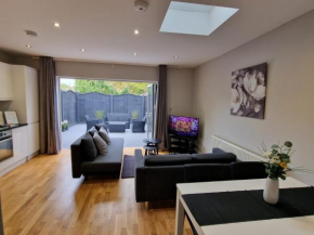 New! Lovely 2 Bed Serviced Apartment with free parking